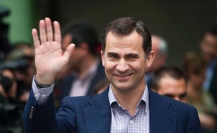 Dans la tempête qui ébranle la famille royale d'Espagne, affaiblie par les scandales, offrant l'image d'un souverain chancelant, appuyé sur des béquilles, se dresse la haute silhouette du prince Felipe, l'espoir de la monarchie.