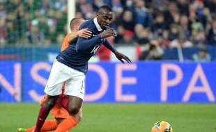 Blaise Matuidi s'empare du ballon, le 5 mars 2014 au Stade de France.