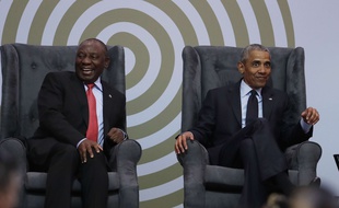 Barack Obama aux côtés du président sud-africain Cyril Ramaphosa, le 17 juillet 2018 à Johannesburg.