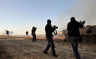 Des reporters photographient les chars de l'armée israélienne aux abords de la bande de Gaza, le 7 janvier 2009.