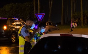 Des gendarmes contrôlent un véhicule à Ducos, en Martinique, le 30 juillet 2021, alors que les autorités viennent de mettre en place un couvre-feu.