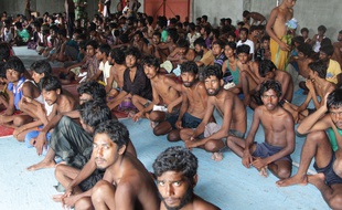 Un groupe de migrants réunis à la descente du bateau dans la province d’Aceh, dans le nord-ouest de l’Indonésie.