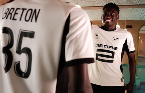 Stade Rennais. Hommage à la Bretagne, le nouveau maillot extérieur dévoilé