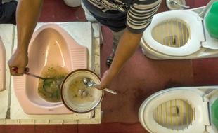 La soupe de boulettes de viande est servie dans une cuvette de toilette au Jamban Cafe de Semarang, sur l'île de Java, le 16 juillet 2016