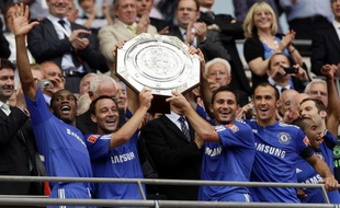 Les joueurs de Chelsea, soulevant le trophée du Community Shiled, le 9 août 2009 à Wembley.