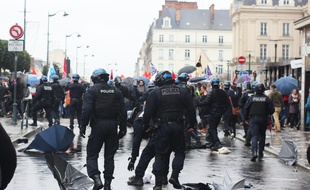 La police a chargé la tête de cortège lors de la manifestation contre la réforme des retraites, le 12 décembre 2019 à Rennes. Un homme en fauteuil roulant a été renversé.