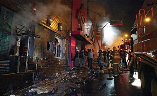 Sur les lieux de l'incendie géant d'une discothèque ayant fait au moins 159 morts dans la nuit du 26 au 27 janvier 2013 à Santa Maria, au Brésil.