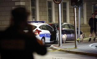 La police bosnienne sécurise le périmètre autour d'un poste de police attaqué, le 27 avril 2015 à Zvornik, Republika Srpska (RS), entité serbe de Bosnie