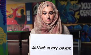 Une musulmane participant au mouvement #NotInMyName sur Twitter.