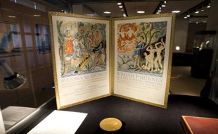 La médaille d'or du prix Nobel de Littérature reçu par l'écrivain William Faulkner en 1949 exposée chez Sotheby's avant une vente aux enchères, le 6 juin 2013 à New York