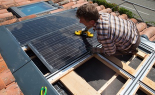 Bruno Delas, de Solarize, est à la fois électricien et couvreur dans le domaine du photovoltaïque.