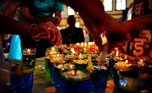 A quelques centaines de mètres du centre commercial Westgate de Nairobi, pendant que s'y déchaînait la violence la plus brutale, une communauté jaïn, religion indienne pour qui la non-violence est un principe absolu, a accueilli, nourri, soigné et consolé.