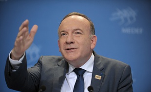Head of the employers federation MEDEF, Pierre Gattaz, talks during his monthly press conference at the MEDEF headquarters in Paris on June 17, 2014. AFP PHOTO / ERIC PIERMONT