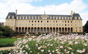 Le palais Saint-Georges à Rennes, qui accueille une caserne de pompiers et des services municipaux.