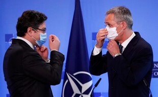 Le secrétaire général de l'OTAN et le ministre des Affaires Etrangères ukrainien