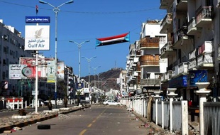 Jadis port prospère, Aden, grande ville du sud du Yémen, offre à première vue l'image d'une ville tranquille, mais la menace des groupes armés et des jihadistes liés à Al-Qaïda est réelle.