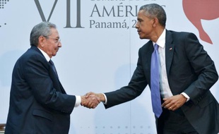 Le président américain Barack Obama serre la main du président cubain Raul Castro, le 11 avril 2015 à Panama City