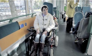 Comme Yvette, les personnesà mobilité réduite rencontrent des difficultés dans les bus.