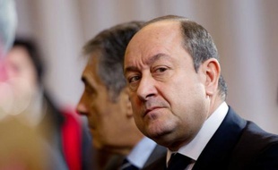 Le livre consacré au patron du renseignement intérieur Bernard Squarcini, accusé d'avoir "dévoyé" ce service, a déclenché une guérilla judiciaire, M. Squarcini promettant des poursuites en diffamation tandis que Mediapart va saisir la justice sur des soupçons d'espionnage.