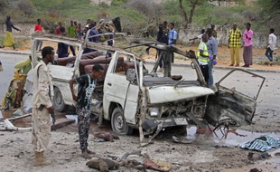 Un kamikaze s'est fait exploser lundi matin dans l'un des plus grands camps militaires de la capitale somalienne Mogadiscio, faisant au moins trois morts.