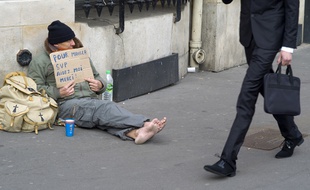 Seulement 34% des Français déclarent aider des inconnus qu'ils croisent dans la rue.