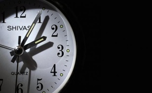 Dans la nuit de samedi à dimanche la France, ainsi que les autres pays de l'Union européenne, reculeront leurs horloges d'une heure pour revenir à l'heure d'hiver, un dispositif qui semble globalement bien accepté mais dont les opposants ne désarment pas.