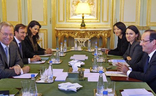 François Hollande reçoit Eric Schmidt, le président exécutif de Google, le 29 octobre 2012 à l'Elysée.