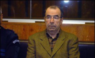 L'ex-directeur d'un foyer pour femmes enceintes en difficulté de La Roche-sur-Yon, jugé depuis mardi devant la cour d'assises de la Vendée pour viols, avait été embauché sur parole par le conseil général malgré un passé professionnel et judiciaire embarrassant.