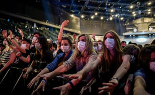 Une foule masquée au concert-test d'Indochine à l'AccorHotels Arena à Paris le 29 mai 2021.