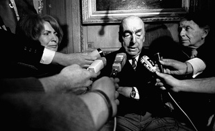 Pablo Neruda répondant aux journalistes à Paris, le 21 octobre 1971.