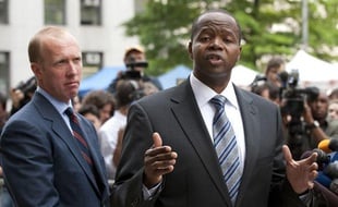 L'avocat Kenneth Thompson, qui défend la victime présumée de DSK, tient une conférence de prese devant la Cour suprême de New York, le lundi 6 juin 2011.