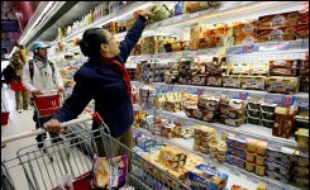 La consommation des ménages français en produits manufacturés a augmenté de 0,9% en octobre, après une chute de 2,5% en septembre (révisé de +0,2 point), en données corrigées des jours ouvrables et des variations saisonnières, a annoncé mercredi l'Insee.