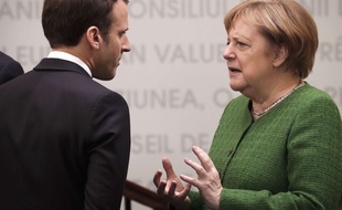 La chancelière allemande Angela Merkel face au président Emmanuel Macron en Roumanie, le 9 mai 2019.