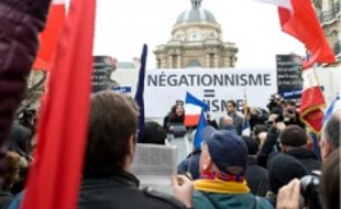 Manifestation devant le Sénat hier.