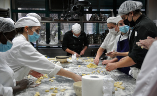 Des apprentis du CFA de Cannes en plein exercice pratique (Illustration)