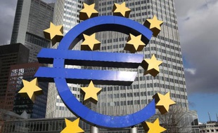 Le sigle de l'euro, à Francfort, le 6 février 2014