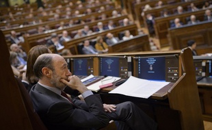 Les députés espagnols ont voté en masse la loi permettant l'abdication du roi Juan Carlos.