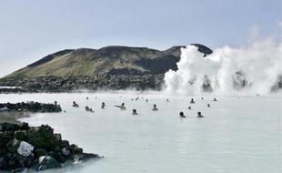 Faire la fête dans un lagon, c'est une fois par an, en Islande, et c'est ce week-end.