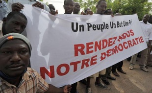 La junte qui a pris le pouvoir au Mali le 22 mars était vendredi plus que jamais sous pression, après la menace d'un embargo aux conséquences potentiellement désastreuses brandie par l'Afrique de l'Ouest si l'ordre constitutionnel n'est pas rétabli d'ici lundi.