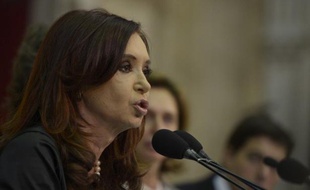 La présidente argentine Cristina Kirchner a qualifié de "parodie" le référendum sur le maintien des Malouines dans le giron du Royaume-Uni, adopté à la quasi-unanimité.