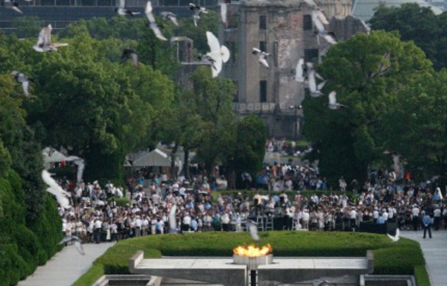 Des colombes survolent le Mémorial de la paix à Hiroshima (Japon), le 6 août 2016, lors d'une cérémonie à la mémoire des victimes de la première bombe atomique de l'Histoire. Des colombes survolent le Mémorial de la paix à Hiroshima (Japon), le 6 août 2016, lors d'une cérémonie à la mémoire des victimes de la première bombe atomique de l'Histoire.