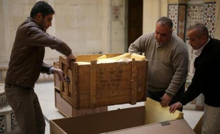 Des employés du Musée de Damas emballent des objets archéologiques pour les protéger de tout dommage, le 24 mars 2015
