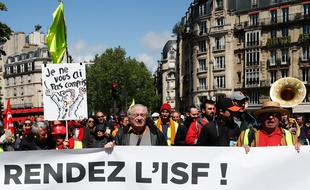 Des gilets jaunes manifestent à Paris le 27 avril 2019.