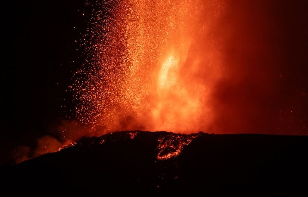 Spettacolare immagine dell’eruzione del vulcano Etna