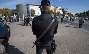 Un policier espagnol à Madrid, le 18 novembre 2015