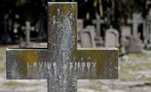 Une croix dans un cimetière du Cap, Afrique du Sud, en 2012.