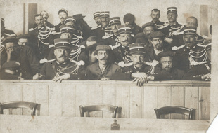 Abel Pollet au centre, lors du procès aux assises du Pas-de-Calais, à Saint-Omer, en 1909.