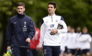 Clément Grenier, en compagnie du capitaine des Bleus Hugo Lloris, le 29 mai 2014 à Clairefontaine.