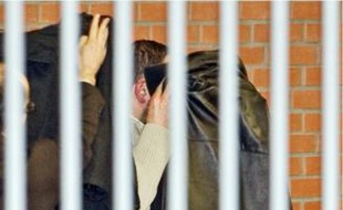 Gérard Dalongeville à la sortie d'une audition au tribunal de Béthune en avril 2009.