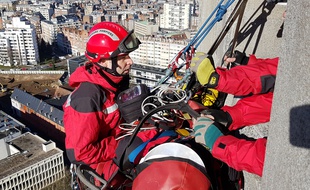 Lille, le 16 février 2018. Les pompiers du GRIMP s’entraînent a effectuer une évacuation sanitaire depuis le sommet du beffroi de la mairie de Lille en amont de la Tower run qui doit être organisée fin 2018.